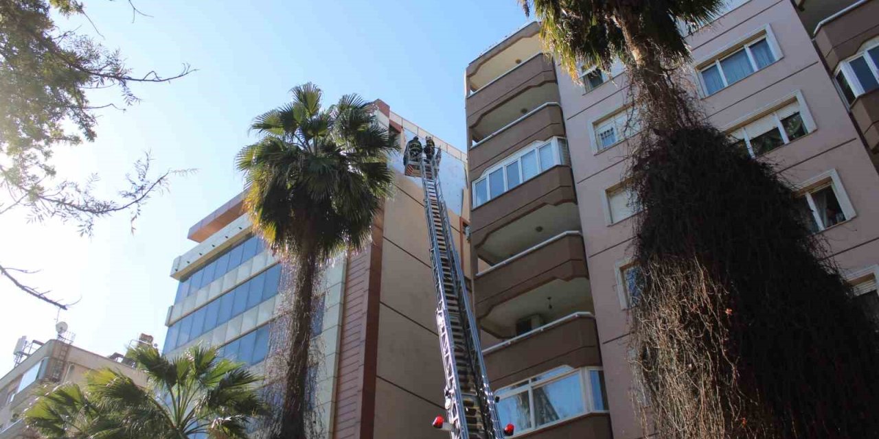 Rüzgar binanın cephesini söktü, facia kıl payı atlatıldı