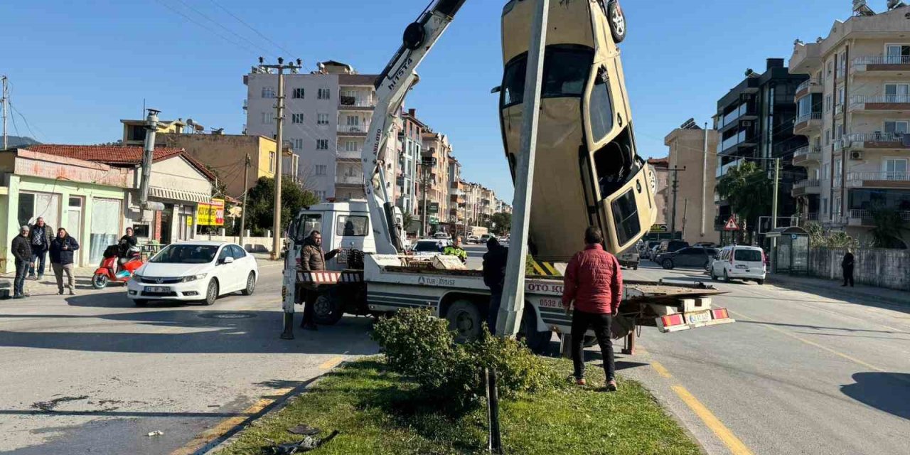 Otomobille çarpışan ticari araç takla attı: Kaza anı kamerada