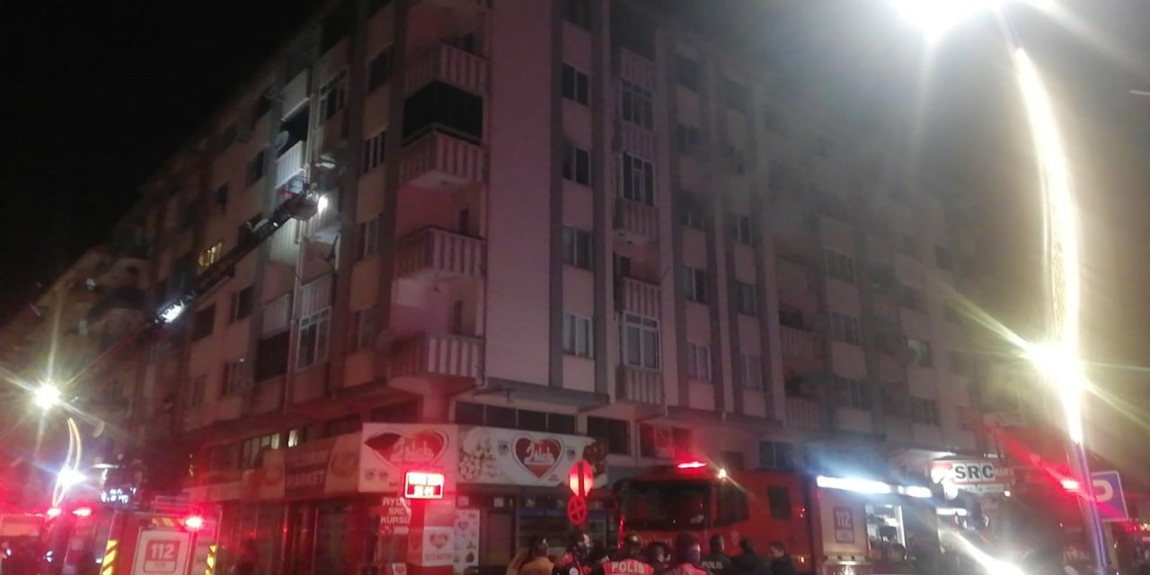 Apartmanda çıkan yangında 5 kişi dumandan etkilendi