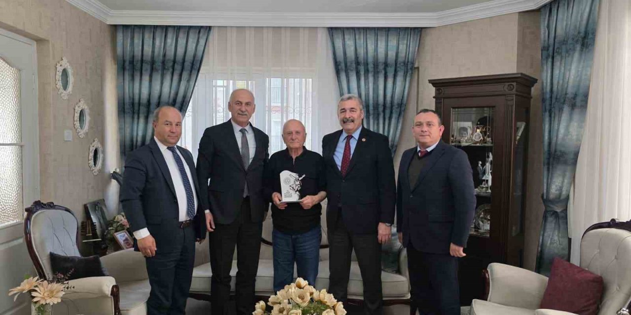 Ömrünü öğrencilerine adayan Varol öğretmen unutulmadı