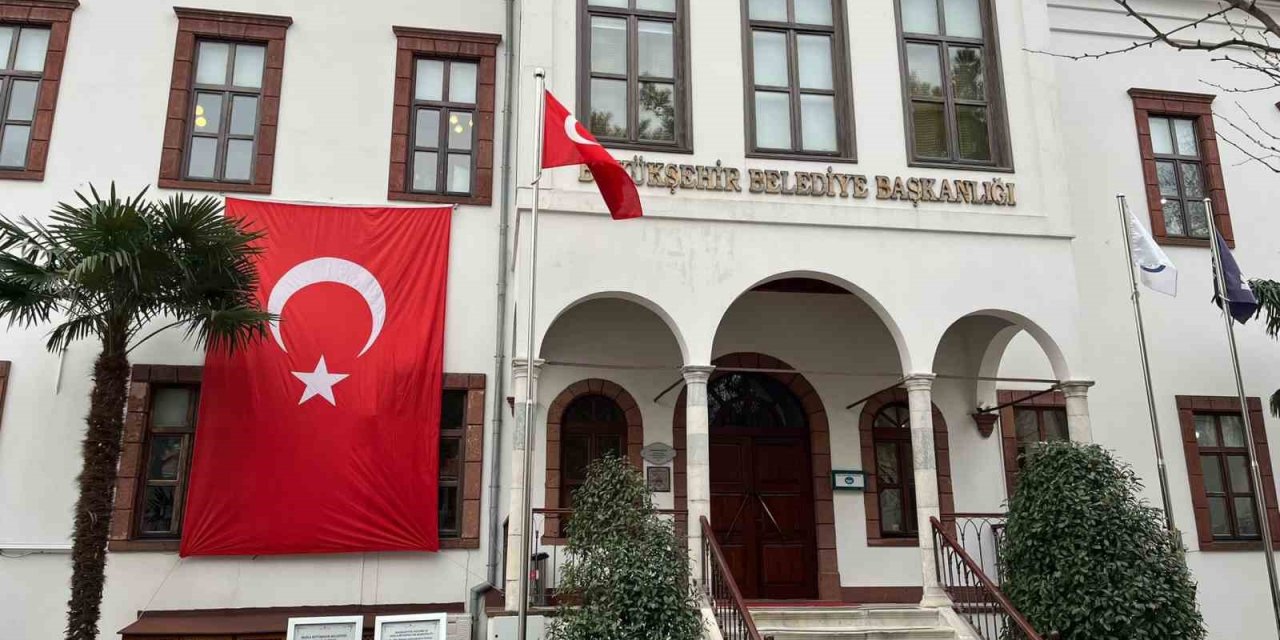 Muğla’da belediye binaları Türk bayrakları ile donatıldı