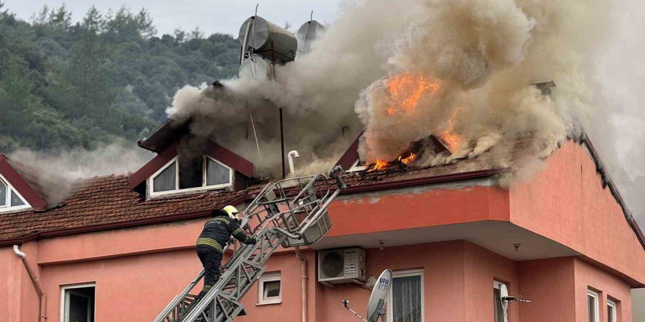 Fethiye’de üç katlı evin çatı katı alevlere teslim oldu