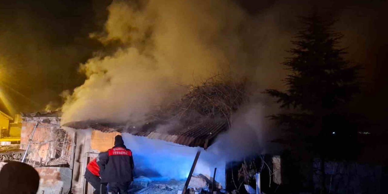 Kursun odunluk deposunda çıkan yangın korkuttu