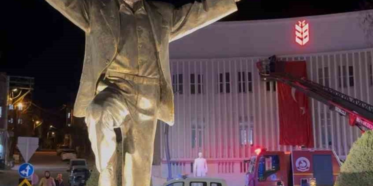 Tavas’ın her noktası bayraklarla donatıldı