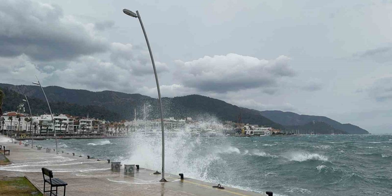 Marmaris’te fırtına etkisini göstermeye devam ediyor