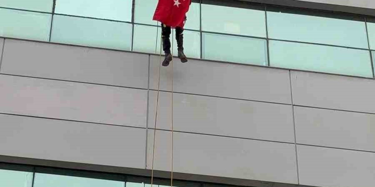 Türk bayrağına saldırıya Aydın’dan tepki: 30 metreye tırmanıp zirveye astı