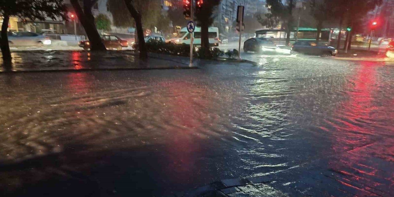 İzmir’de güne sağanakla başladı, yollar göle döndü