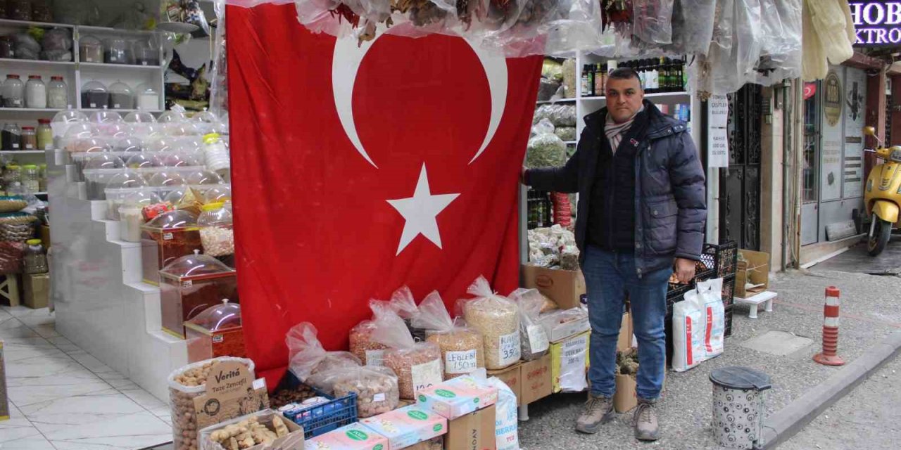 Aydınlı esnaftan ’5 metrelik’ bayrak tepkisi