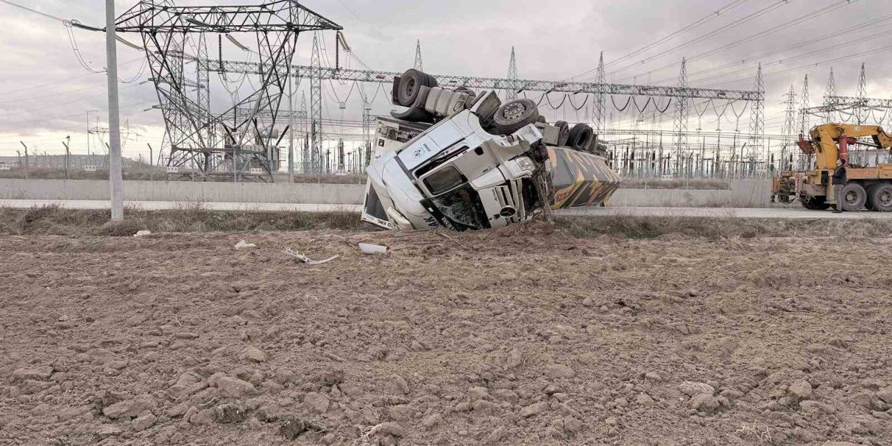 Devrilen tır karayolunu ulaşıma kapattı