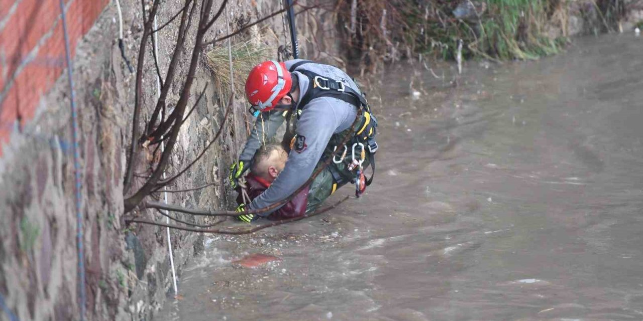 Yağmur suları yükseldi, çayda mahsur kalan vatandaşı itfaiye kurtardı