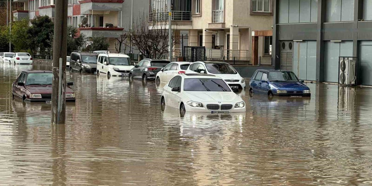 Aydın’da dereler taştı, sokaklar göle döndü
