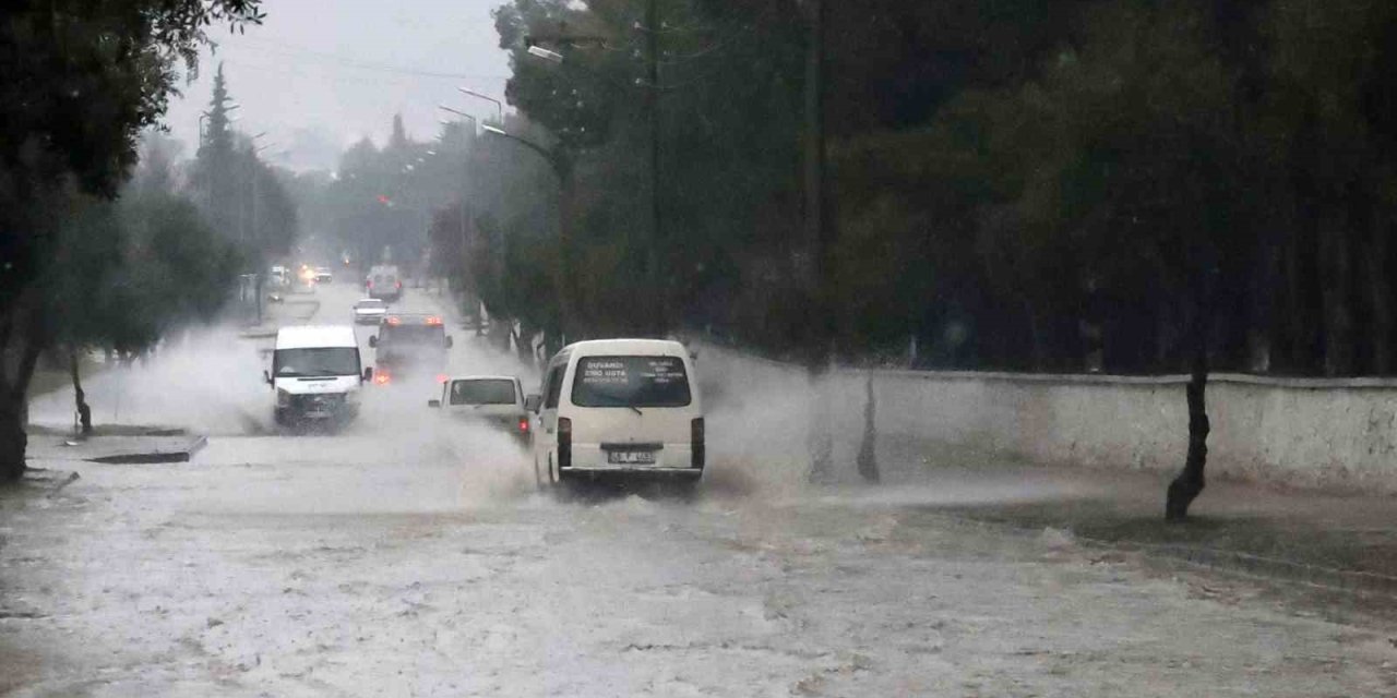 Muğla’da sağanak yağış etkili oluyor