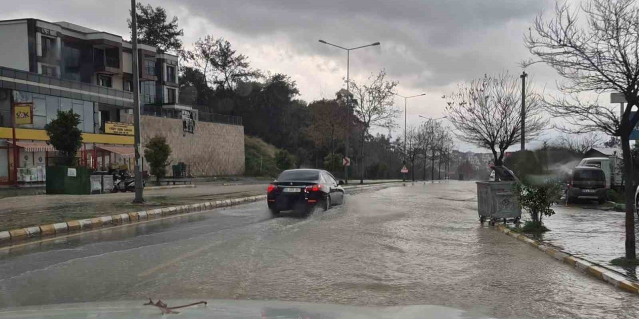 Kuşadası 30 dakikada yağışa teslim oldu, araçlar sele kapıldı