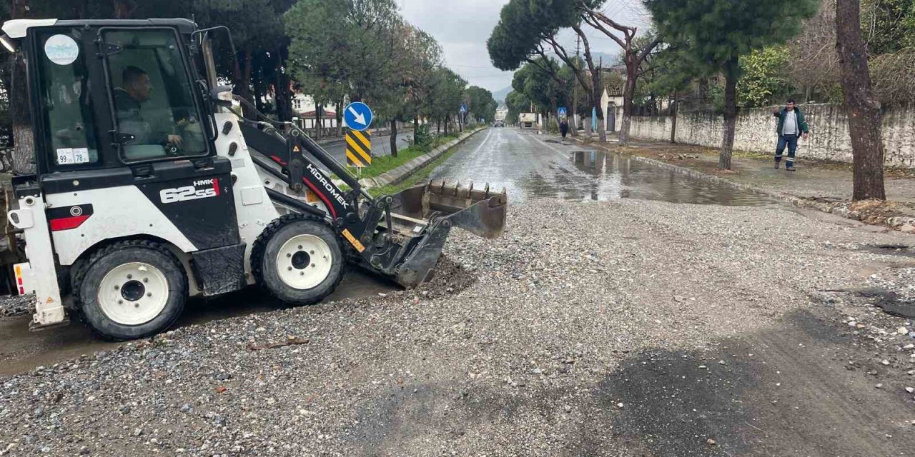Söke Belediyesi ekipleri sağanak yağış için sahada seferber oldu