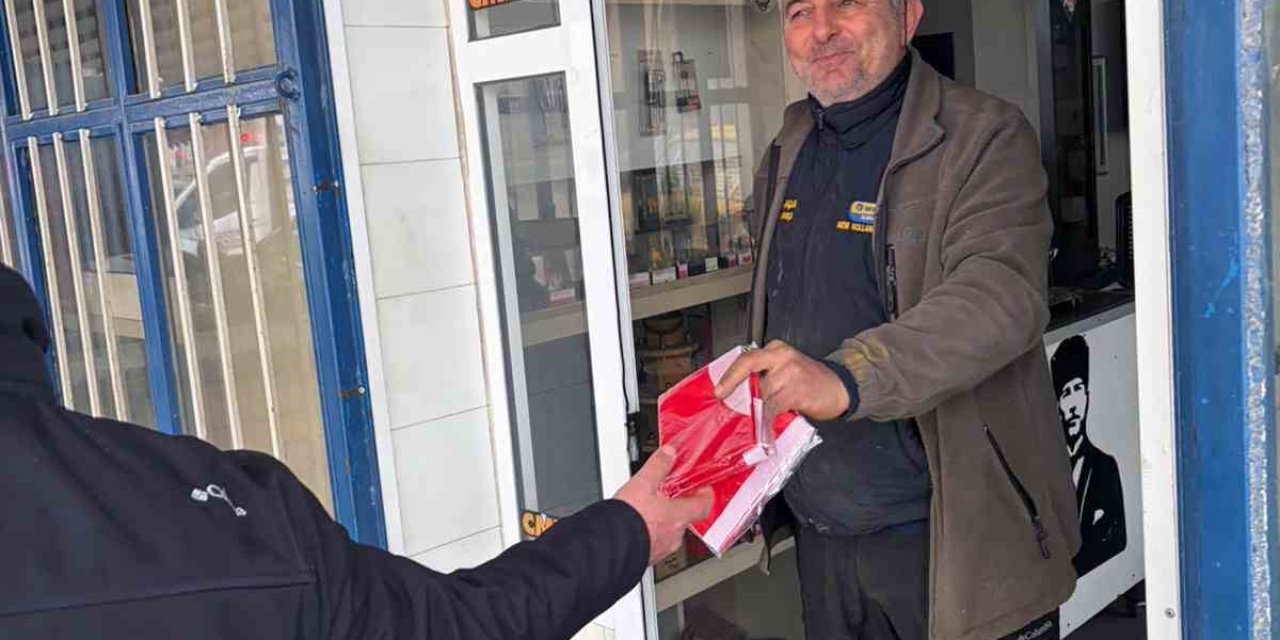 Muğla Büyükşehir Belediyesi Türk Bayrağı dağıtarak dayanışma mesajı verdi