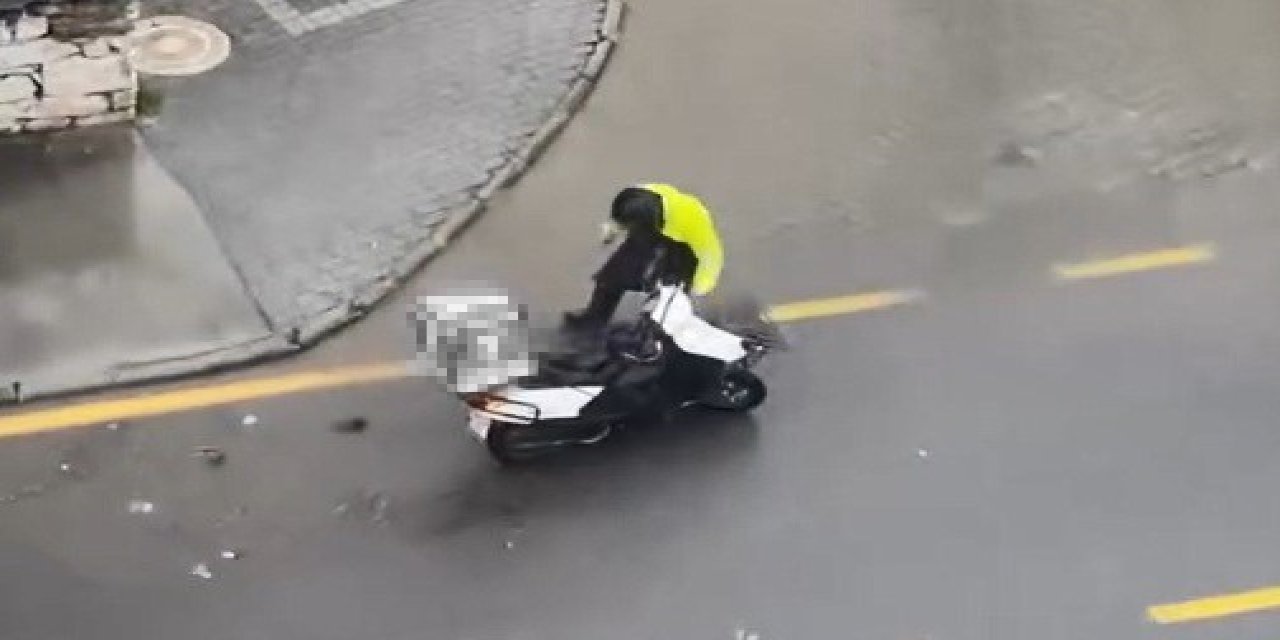Duyarlı motokurye su mazgalında biriken çöpleri temizledi