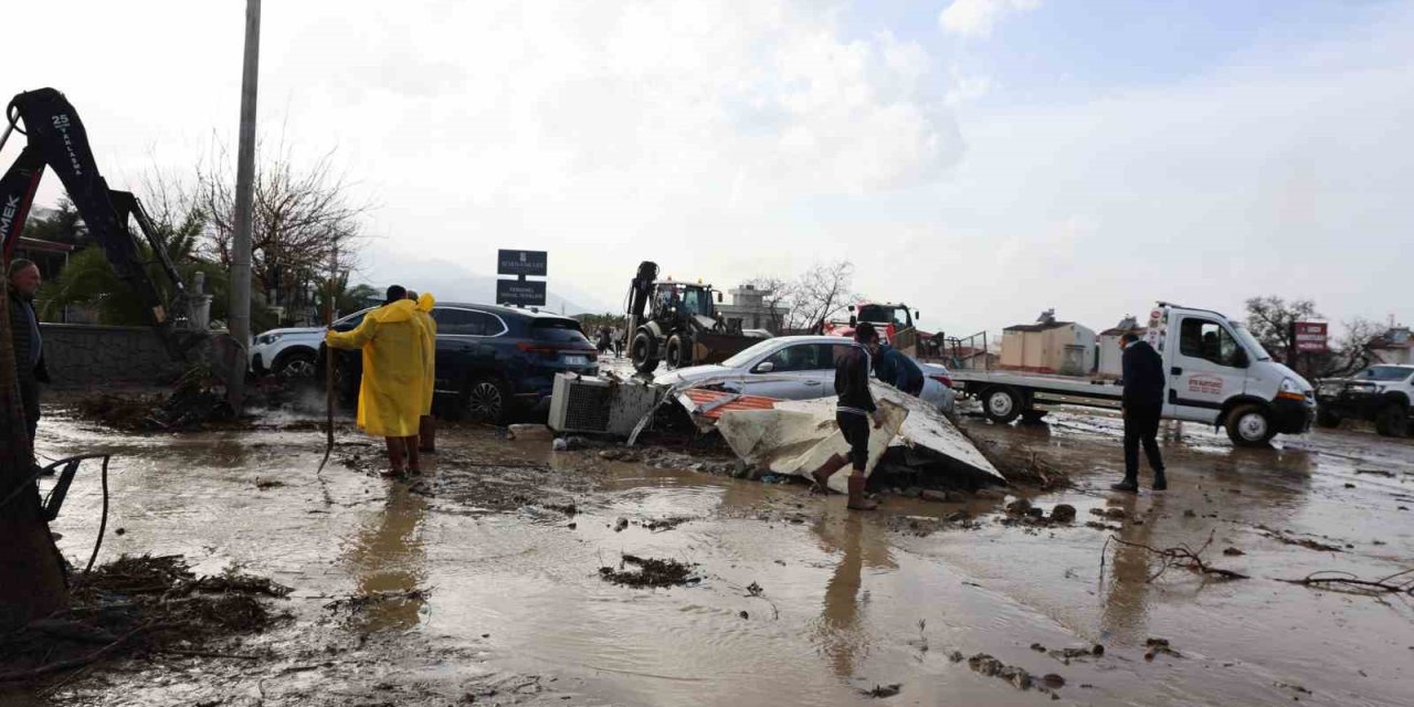 Kuşadası’nda selin yaraları sarılmaya çalışılıyor