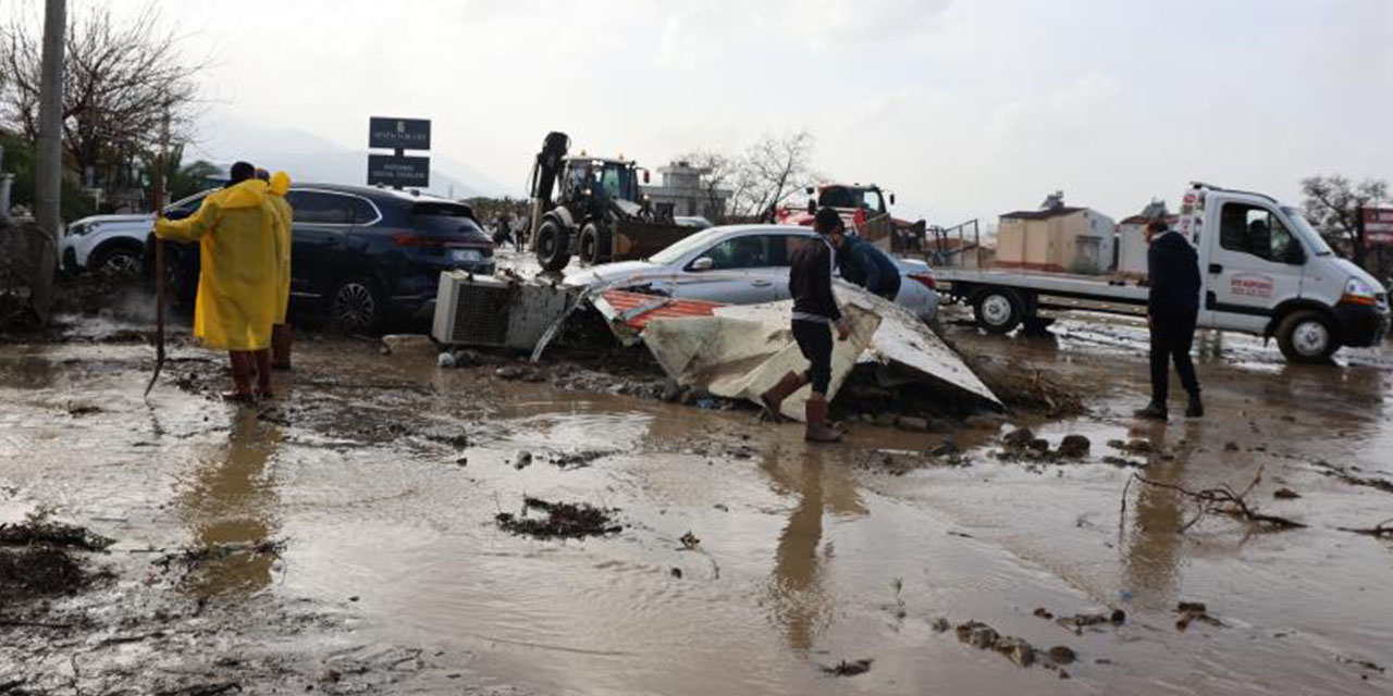 Kuşadası’nda selin yaraları sarılmaya çalışılıyor