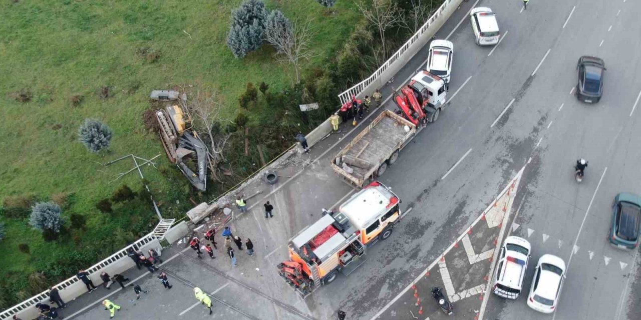İzmir’de ‘Uçan Yol’da feci kaza: 1’i ağır 3 yaralı