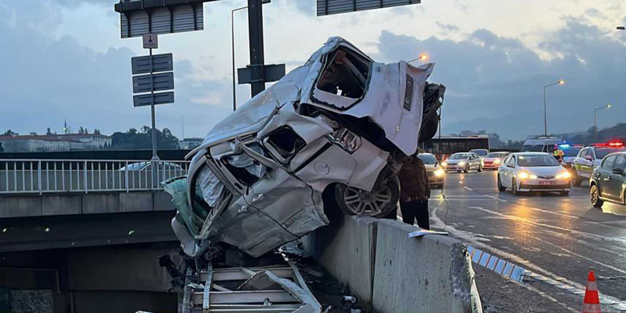 Freni boşalan kamyon otomobile çarptı, 3 yaralı