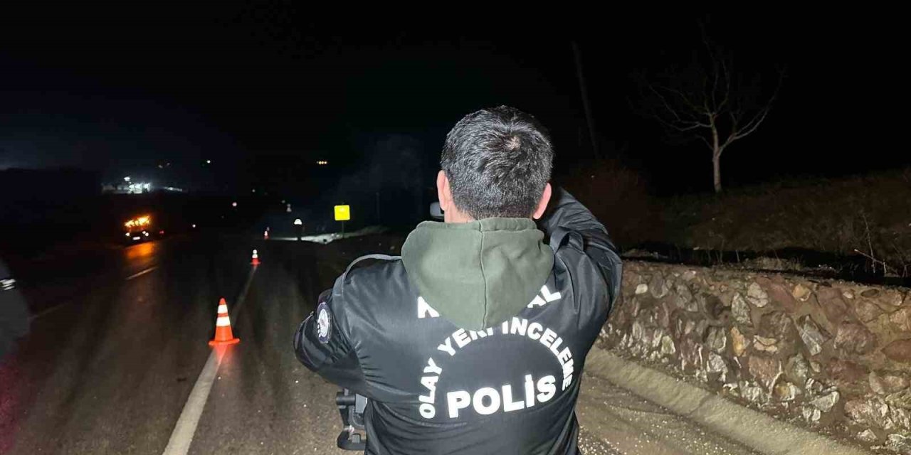 Uşak’ta otomobil şarampole devrilip takla attı: 1 ölü, 3 yaralı