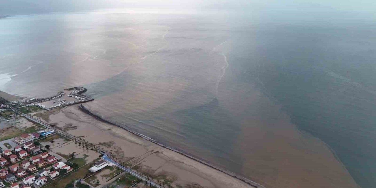 Sel suları denizin rengini değiştirdi