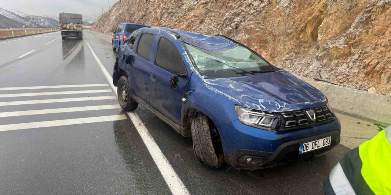 Hurdaya dönen araçta şans eseri kazayı yaralı atlattı