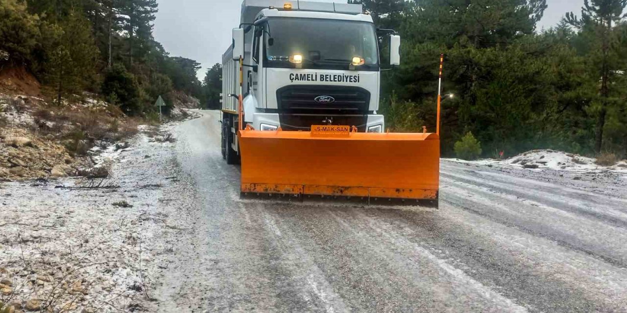 Çameli Belediyesinden kışa güçlü müdahale, yeni tuzlama aracı görevde
