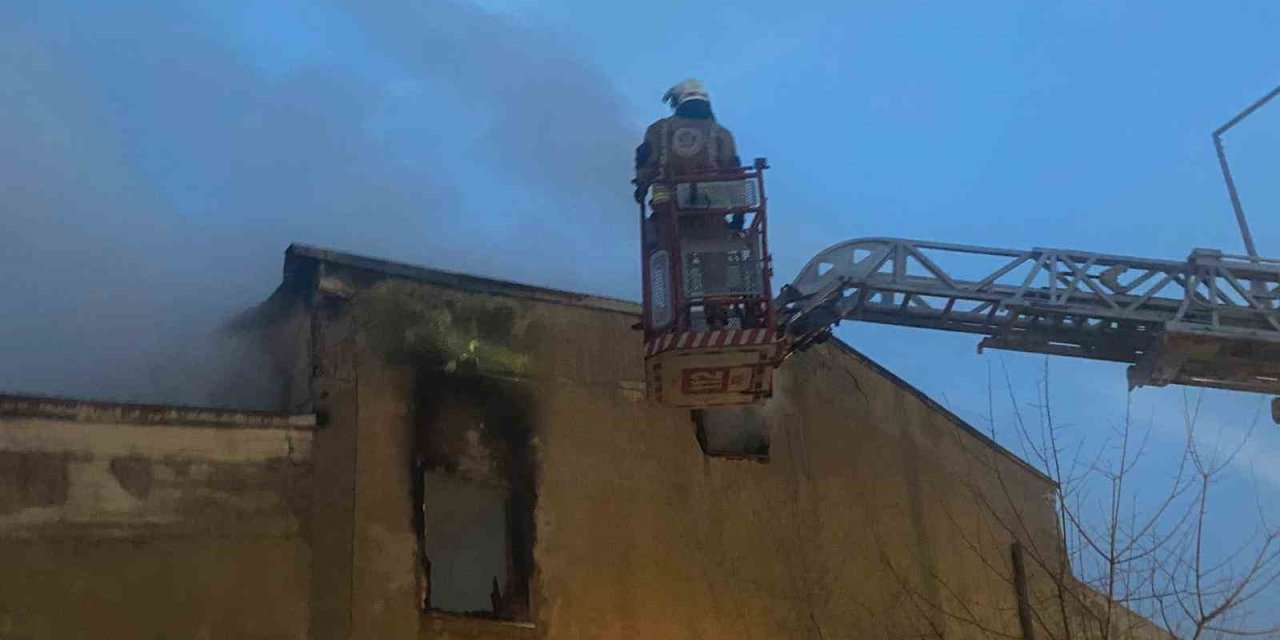 Mobilya atölyesinde çıkan yangında maddi hasar oluştu