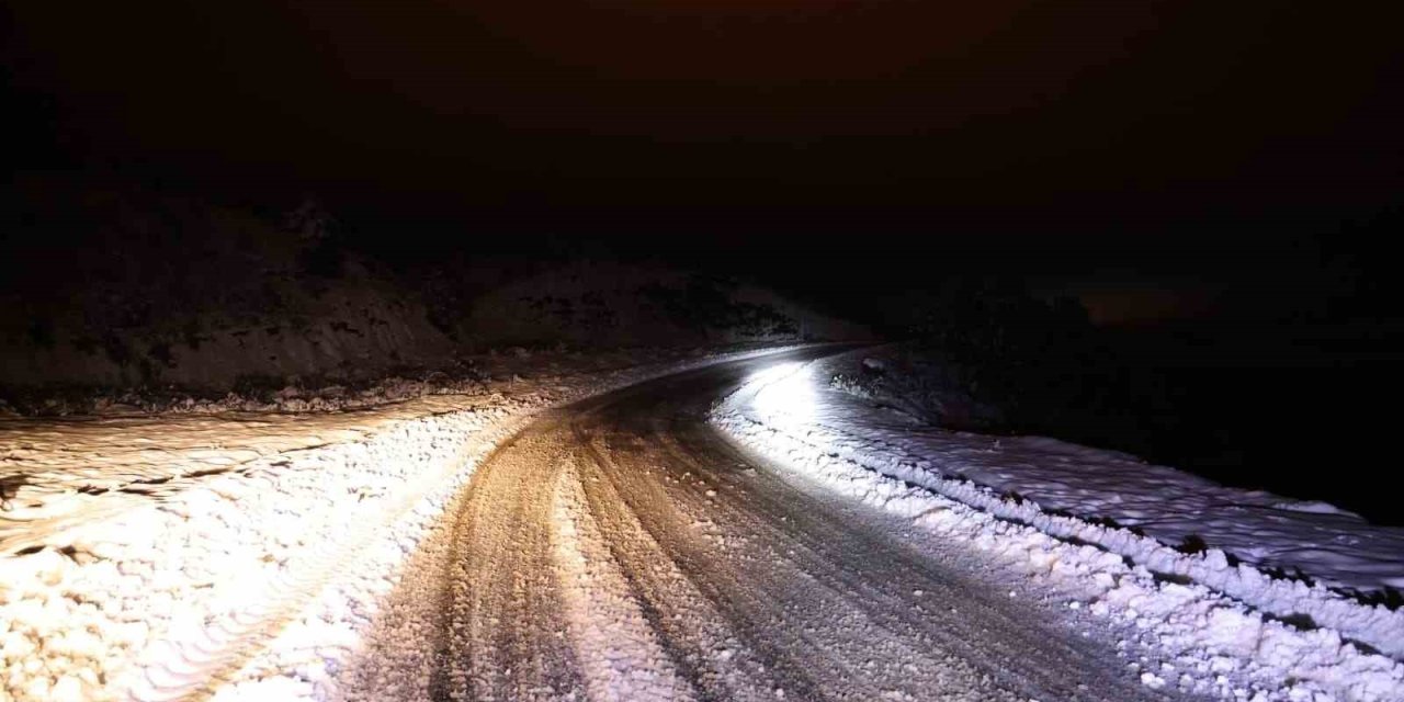 Uşak İl Özel İdaresi ekipleri kar sonrası kapanan yolları ulaşıma açtı
