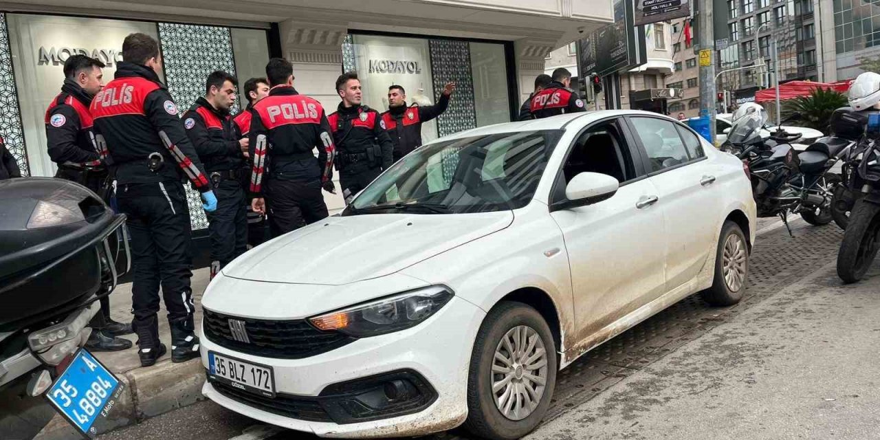 Manisa’dan çaldıkları altını İzmir’de bozdurmak isteyen 2 şüpheliden biri yakalandı
