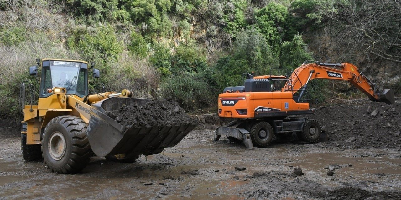 Kuşadası Belediyesi selin yaralarını sarmak için saha çalışmalarını sürdürüyor