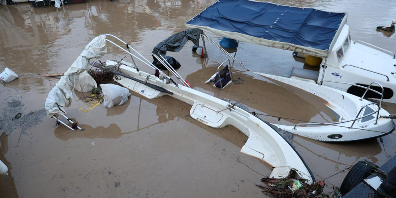 Sağanak yağış tekneleri batırdı