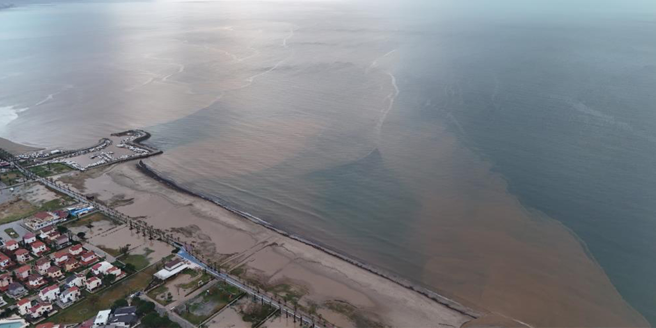 Kuşadası’nda sel sonrası denizin rengi değişti