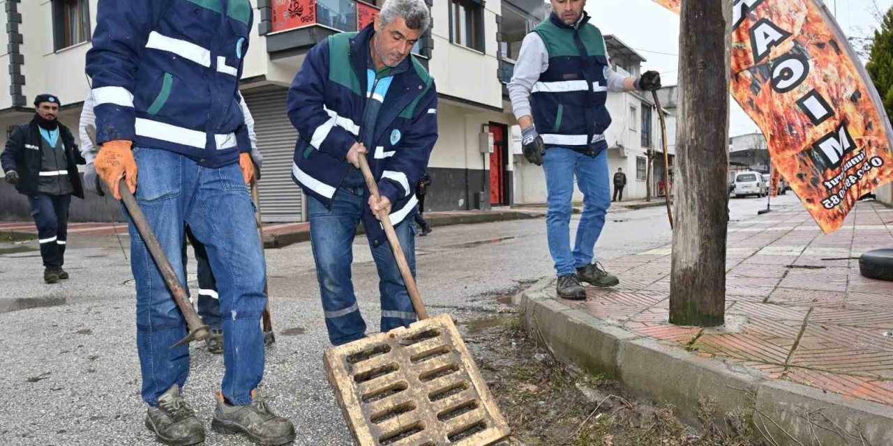 Manisa’da ekipler yağışa karşı sahada