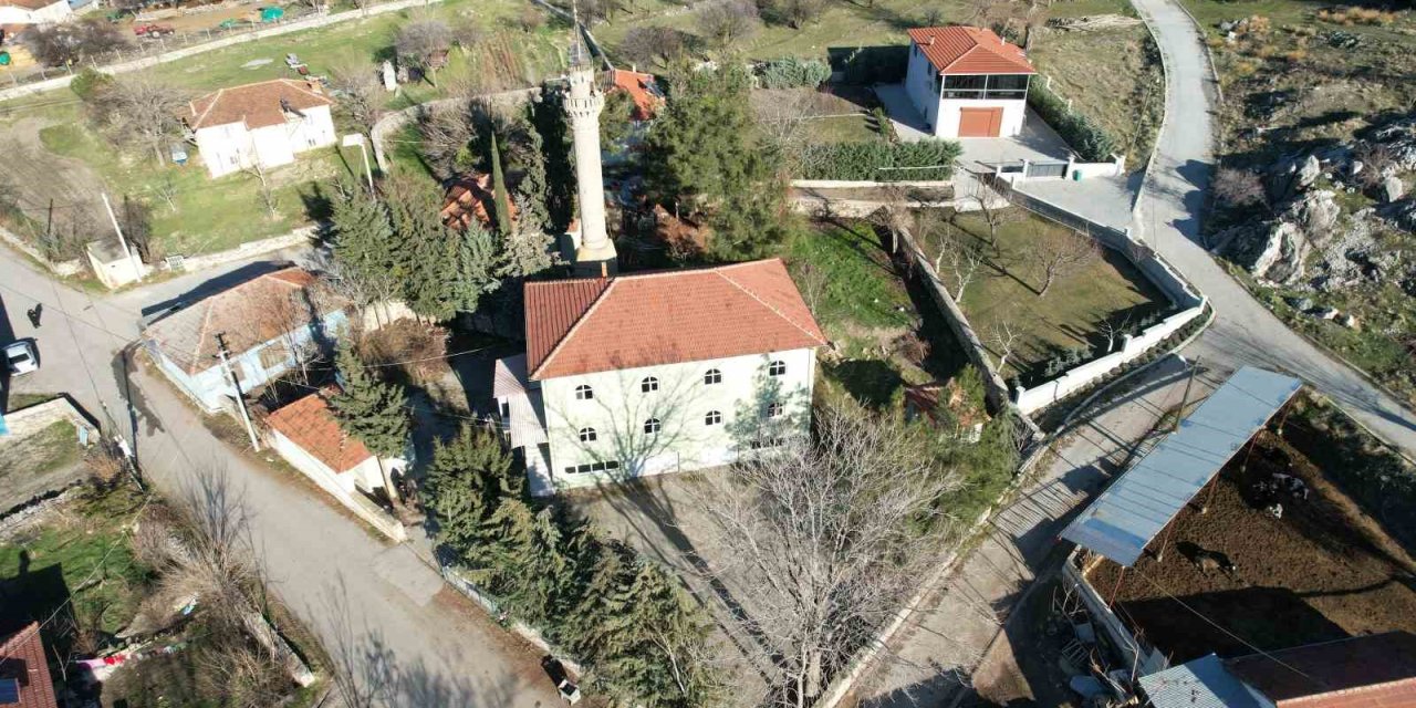 Köyün tek camisinin bir kısmı ve avlusu icradan satılığa çıkarıldı