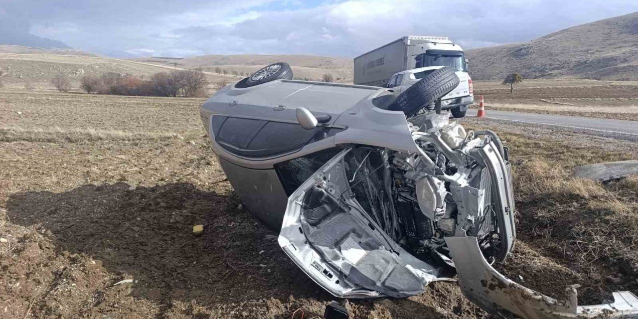 Tırla çarpışan otomobilde 5 kişi yaralandı