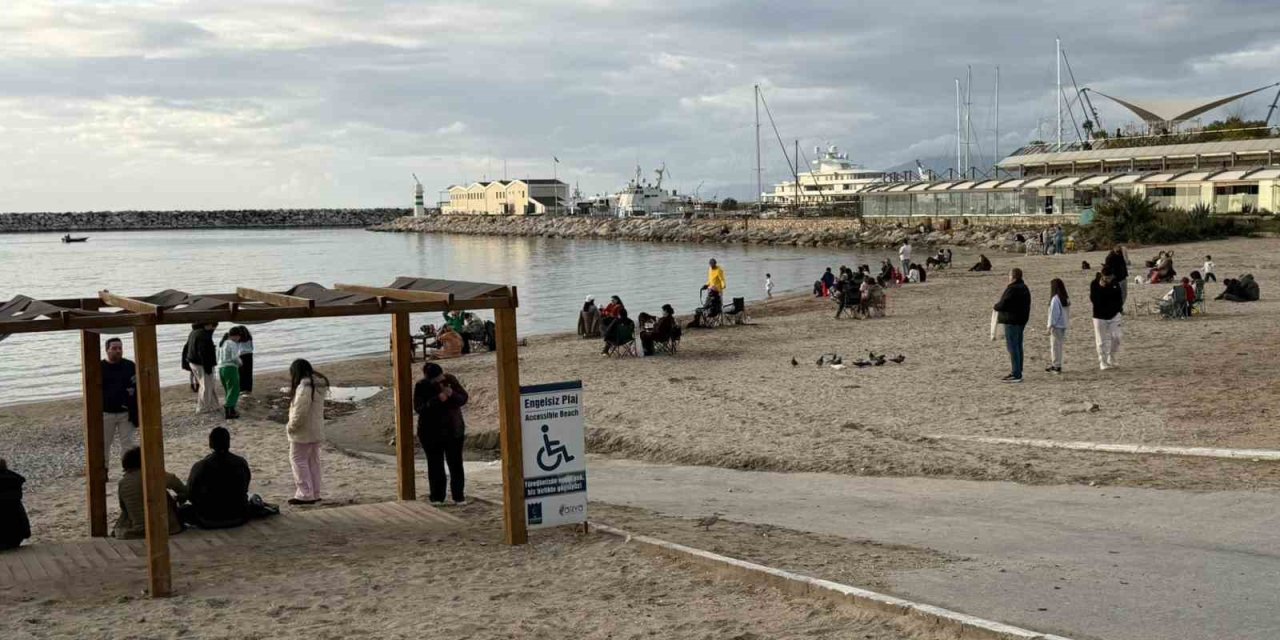 Fırtına sonrası Kuşadası’nda güneş yüzünü gösterdi, sahiller şenlendi