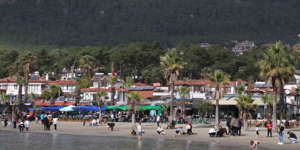 Akyaka’da güneşli hava sahilleri doldurdu