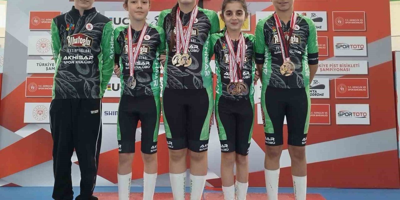 Akhisarlı bisikletçiler Konya Velodromu’nda kürsüye damga vurdu