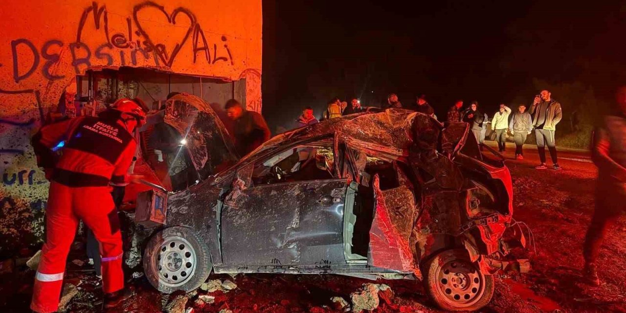 Takla atan otomobil elektrik trafosuna daldı: 2 yaralı