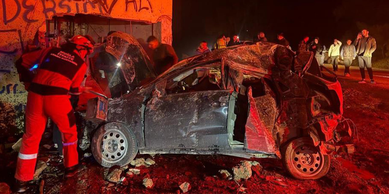 Otomobil takla atarak elektrik trafosuna çarptı: 2 yaralı