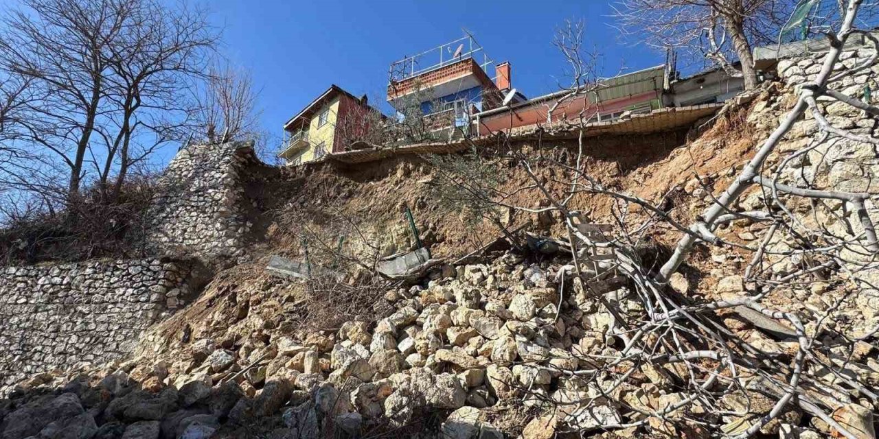 Çöken istinat duvarı iki aracı yuttu