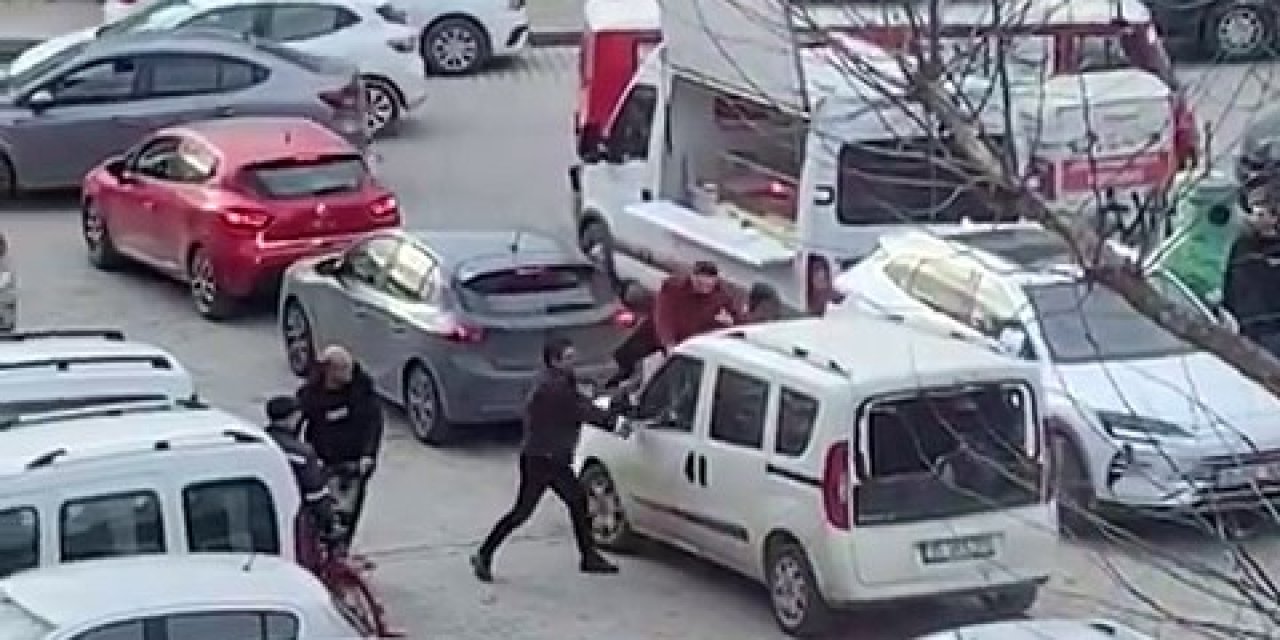 İzmir’de polis merkezi önünde sopayla darp kamerada