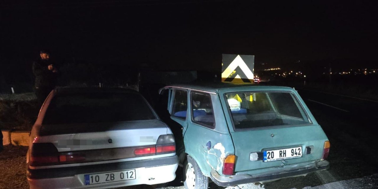 Buldan’da iki otomobil çarpıştı; 3 yaralı