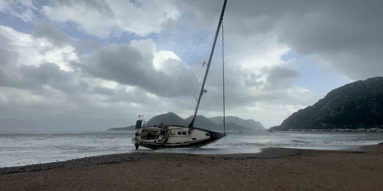Marmaris’te şiddetli fırtına ve sağanak yağış etkili oluyor