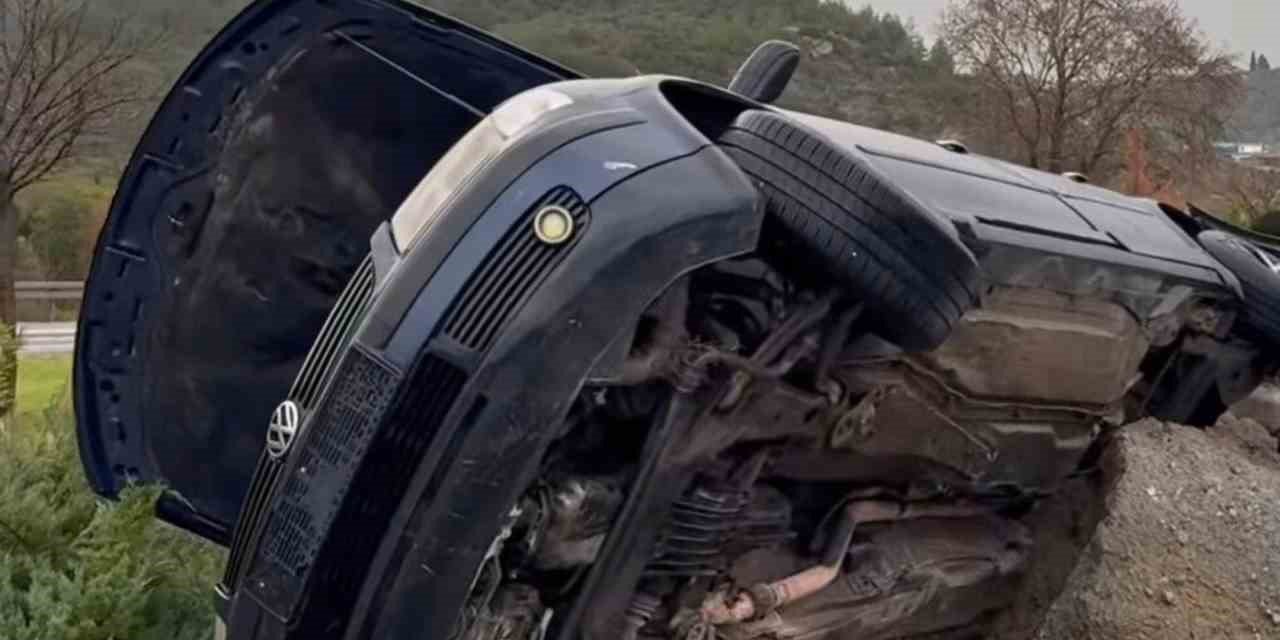 Söke’de otomobil refüje devrildi: 2 yaralı