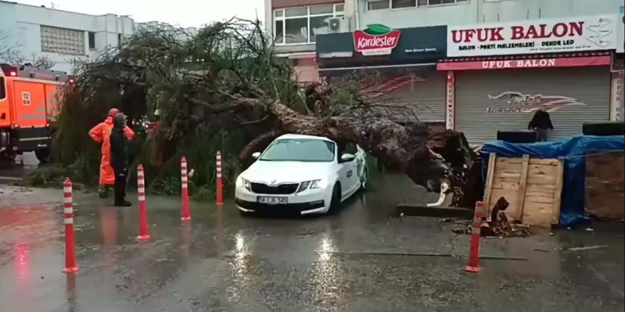 İzmir’de sağanak ve fırtına hayatı felç etti