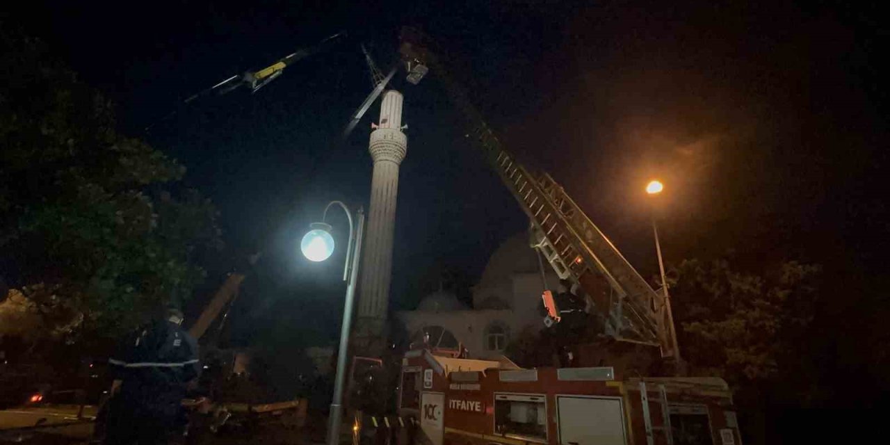 Fırtınada zarar gören minarede çalışma başlatıldı