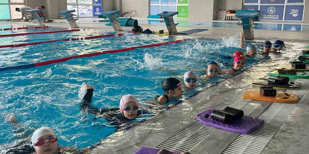 Aydınlı çocuklar yüzme öğrenip, tatilin tadını çıkarıyor